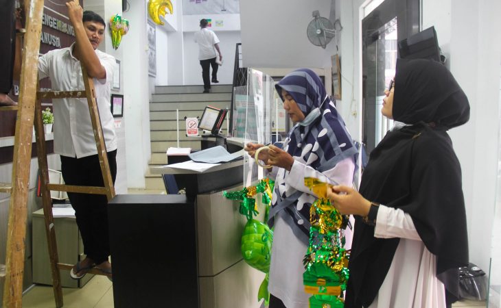 Suasana pemasangan pernak-pernik Idul Fitri 1442 Hijriyah di front office