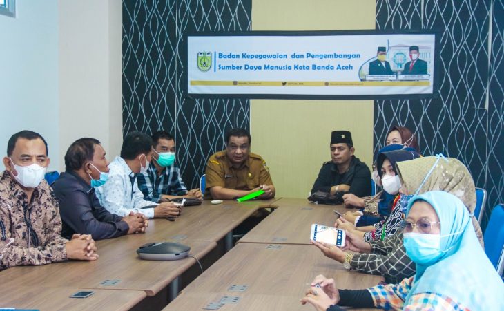 Kepala BKPSDM Kota Banda Aceh (Baju PNS) Sedang Koordinasi Bersama Komisi A DPRD Kota Binjai