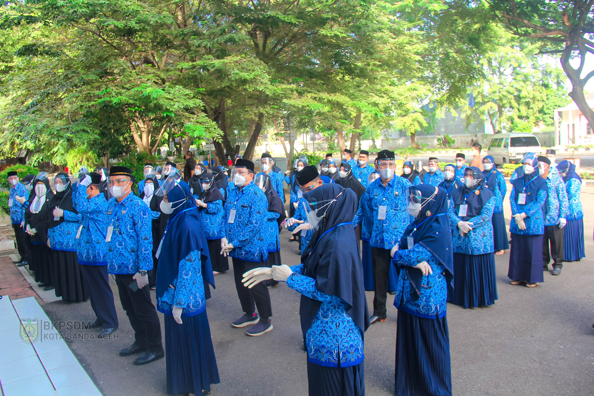 [Foto] Sekda Aceh Serahkan SK Kenaikan Pangkat Secara Simbolis Kepada ...